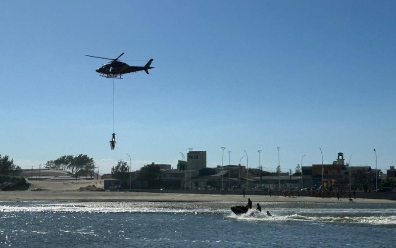 Resgate de helicóptero marca início de dia quente no litoral norte do RS, com treinamento do Corpo de Bombeiros em Tramandaí
