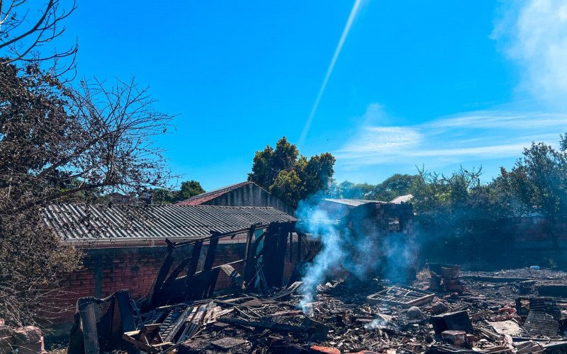 Incêndio destrói duas casas no bairro Campestre em São Leopoldo