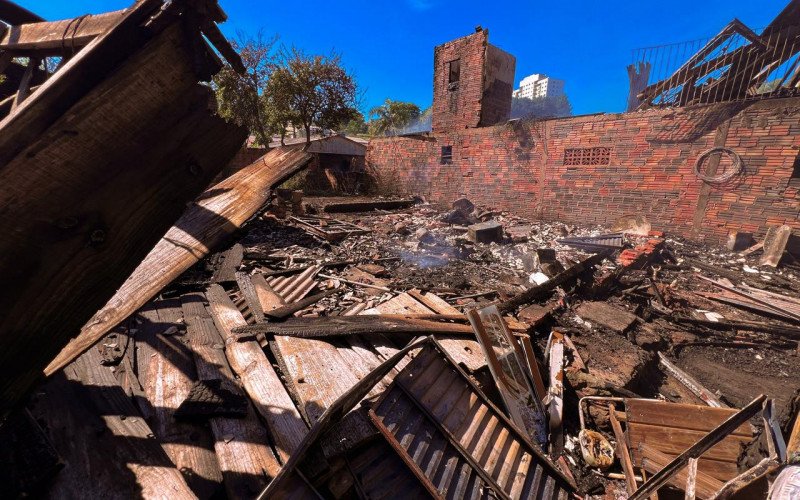 Incêndio destrói duas casas no bairro Campestre em São Leopoldo