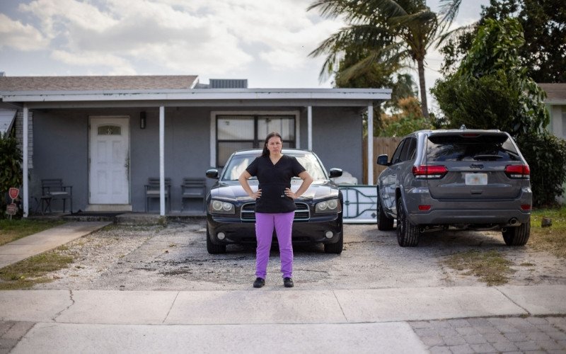 Sandy Martinez acumula quase R$ 900 mil em multas por estacionar na própria garagem, na cidade de Lantana, na Flórida, Estados Unidos