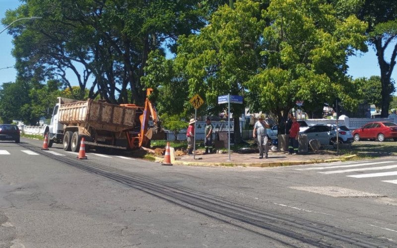 Prefeitura realiza obras de drenagem na Avenida Theodomiro Porto da Fonseca, no bairro Cristo Rei