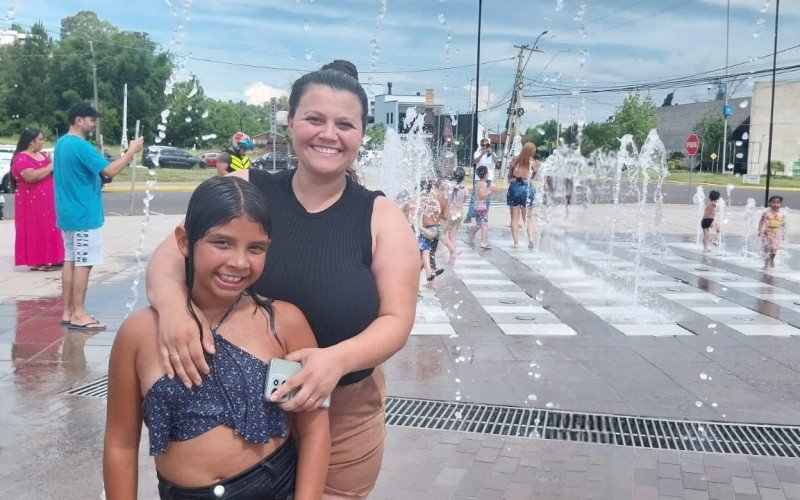 Emilly e sua tia Crislaine desfrutam do chafariz reaberto em Campo Bom 