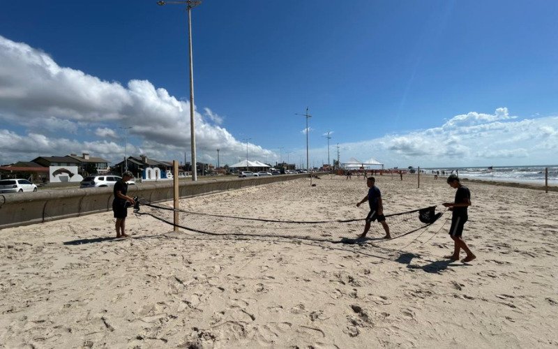 Jogadores de Beach Tennis já movimentavam a praia nesta quinta-feira (8)
