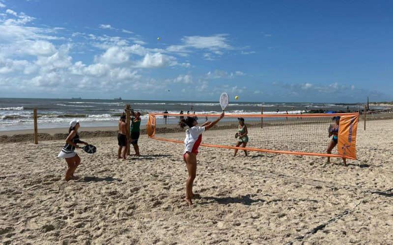 Jogadores de Beach Tennis já movimentavam a praia nesta quinta-feira (8)  | abc+