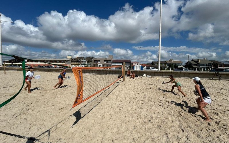 Jogadores de Beach Tennis já movimentavam a praia nesta quinta-feira (8)

