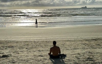 Meditação, caminhada, exercício em academia ao ar livre: Veranistas aproveitam amanhecer de diferentes formas
