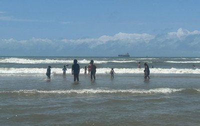 Dia ensolarado e chegada do final de semana aumenta presença de veranistas na beira-mar no litoral norte