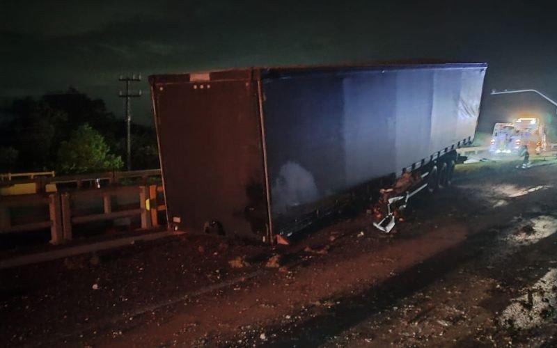 Acidente com caminhão aconteceu na RS-122, na madrugada desta sexta-feira | abc+