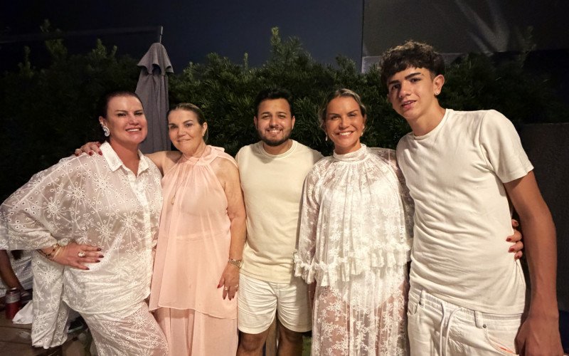 O músico Ruan Victor (ao centro) com Elma (esq) e Kátia Aveiro (dir), Dolores e Dinis Aveiro (filho de Kátia) | abc+