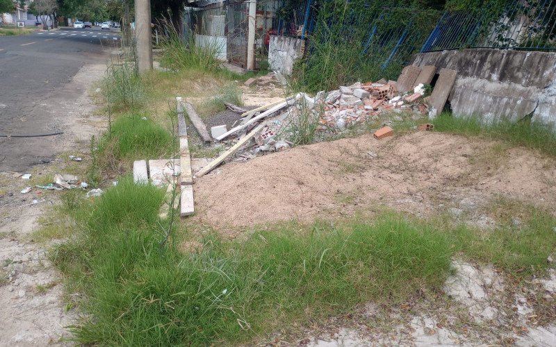 No bairro Rio dos Sinos é comum encontrar os passeios públicos obstruídos por mato, raízes de árvores que levantaram pedras