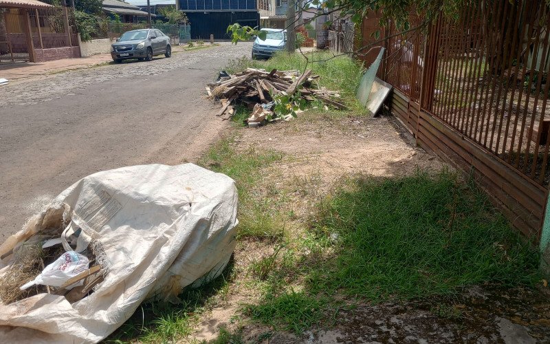 Mato e entulho são obstáculo no bairro Rio dos Sinos