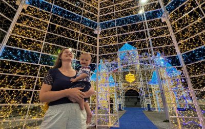 Mesmo após Natal, visitantes aproveitam decoração na Praça do Imigrante em Novo Hamburgo