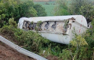 BR-116: Caminhão com carga perigosa tomba na rodovia