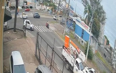 VÍDEO: Motociclista morre ao avançar sinal vermelho e colidir contra muro em Porto Alegre