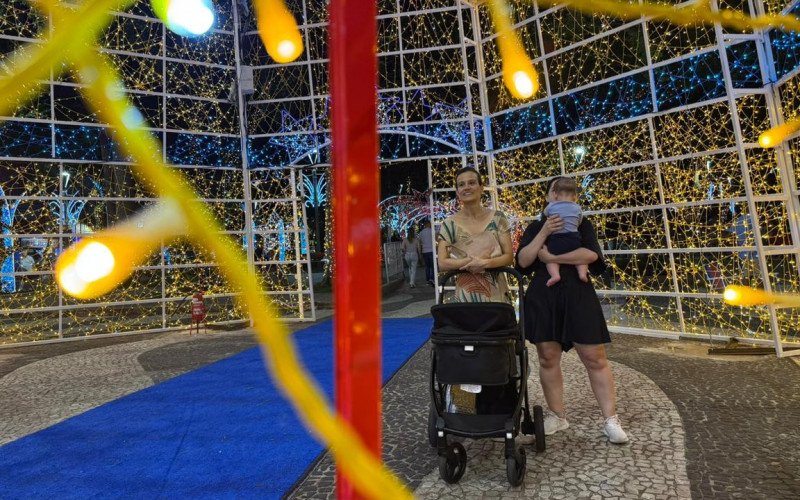 Árvore de Natal de Novo Hamburgo ilumina Praça do Imigrante