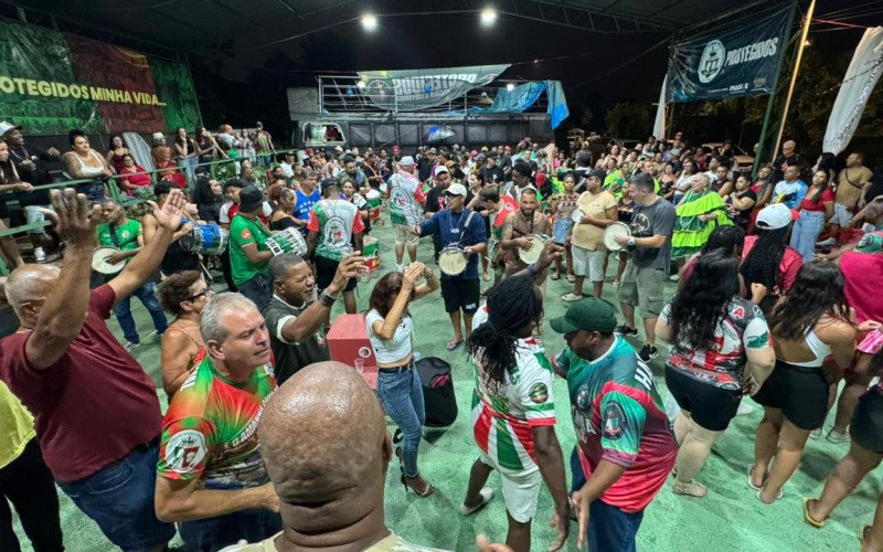 Ensaio da Protegidos foi em área fechada devido à chuva na sexta-feira