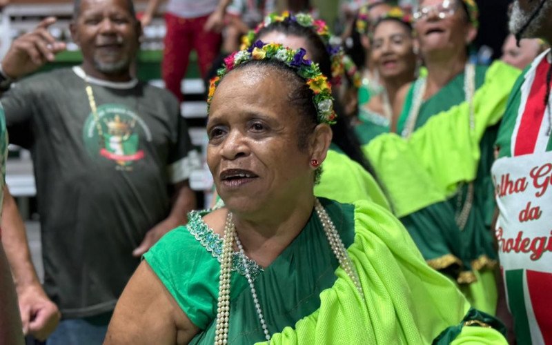 Integrantes da escola de samba apresentam figurino para esta temporada