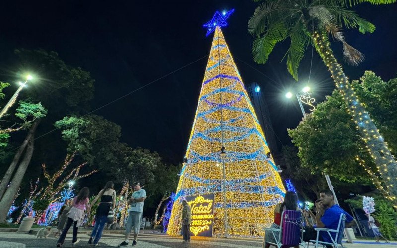 Árvore de Natal de Novo Hamburgo ilumina Praça do Imigrante