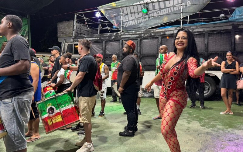Integrantes da escola de samba apresentam figurino para esta temporada