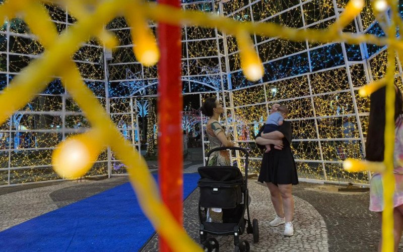 Árvore de Natal de Novo Hamburgo ilumina Praça do Imigrante | abc+