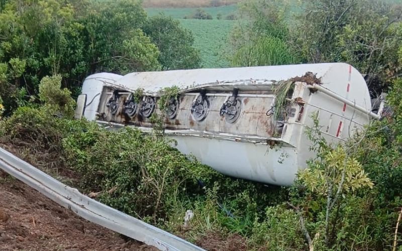 Caminhão saiu da pista na BR-116, em São Lourenço do Sul | abc+