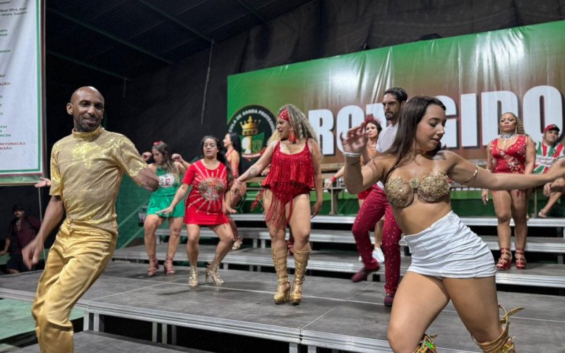 Integrantes da escola de samba apresentam figurino para esta temporada | abc+