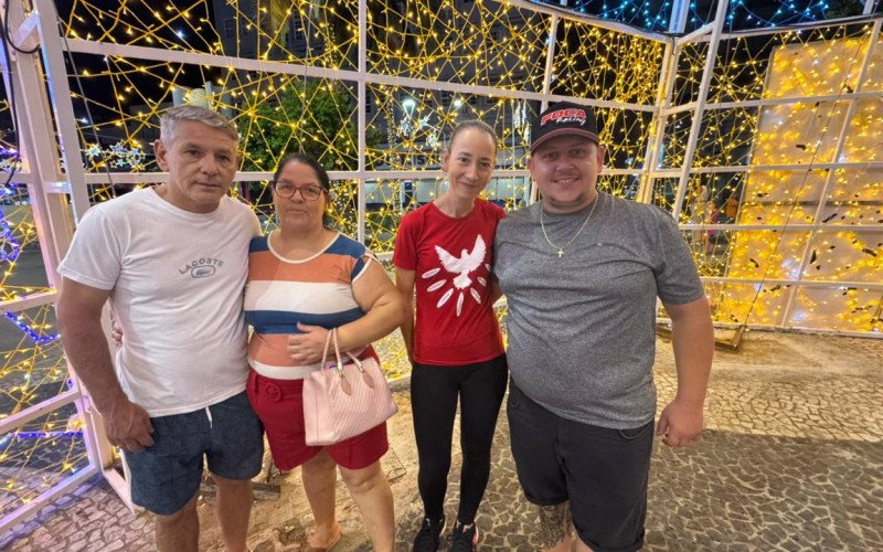 Luciano Oliveira Almeida (à esquerda) e família