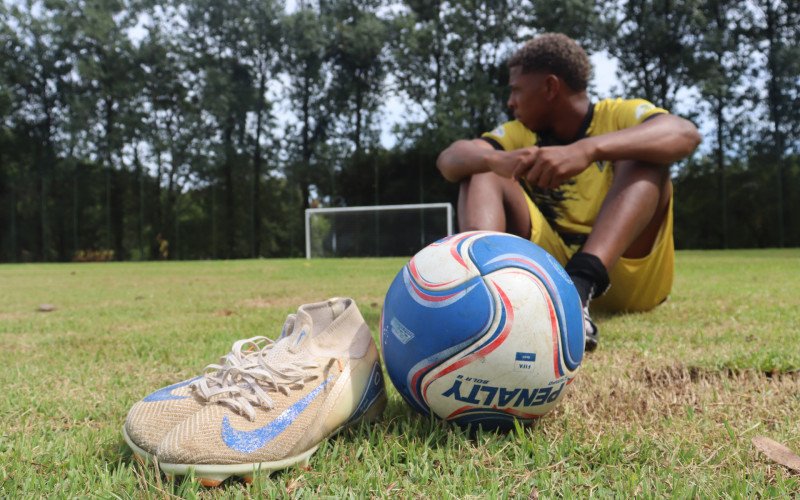 Kelvin tem 16 anos e participa da Copa Cidade Verde para realizar o sonho de dar uma vida melhor para sua fam&iacute;lia por meio do esporte