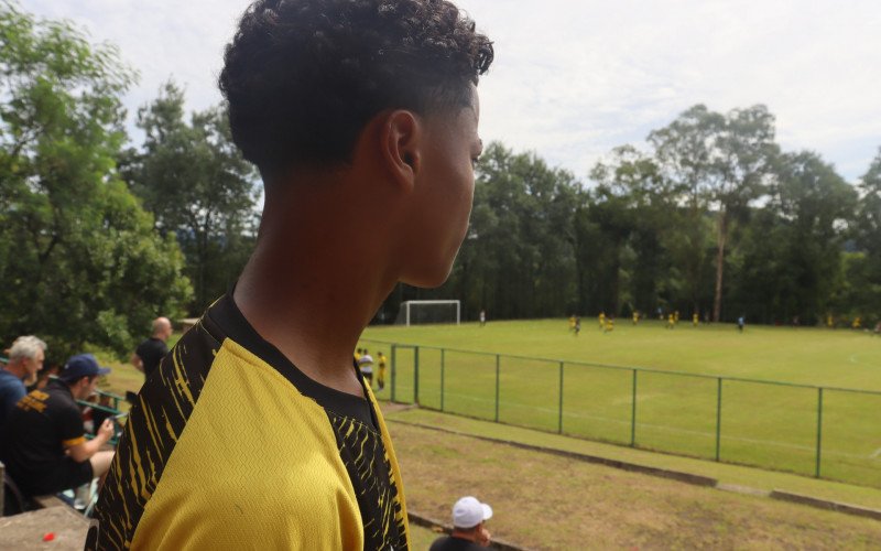 Vitor &eacute; capit&atilde;o do time Bonsucesso e comemora a ida &agrave; Copa Cidade Verde