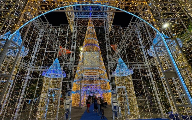 Árvore de Natal de Novo Hamburgo ilumina Praça do Imigrante