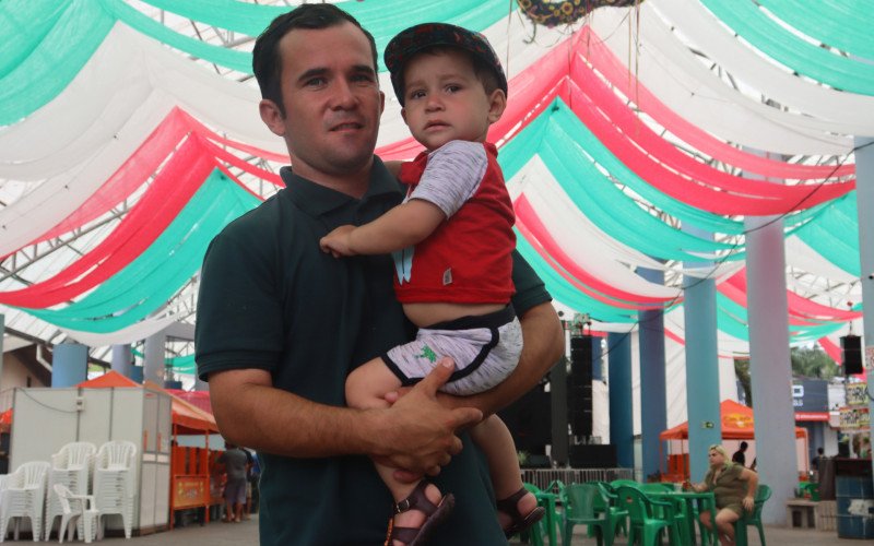 Jardel foi &agrave; 20&ordf; Festa da Melancia com o filho Bernardo
