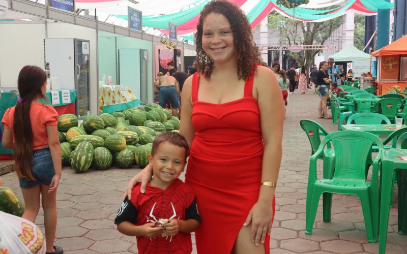 Ramona levou o filho Ravi para a 20&ordf; Festa da Melancia em Parob&eacute;