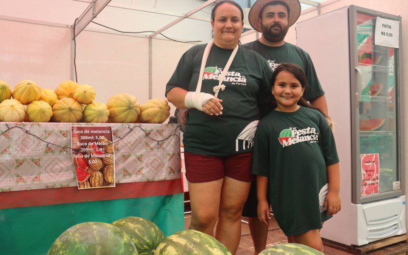 Bruna, Maur&iacute;cio e a pequena Maria aproveitam o destaque na 20&ordf; Festa da Melancia