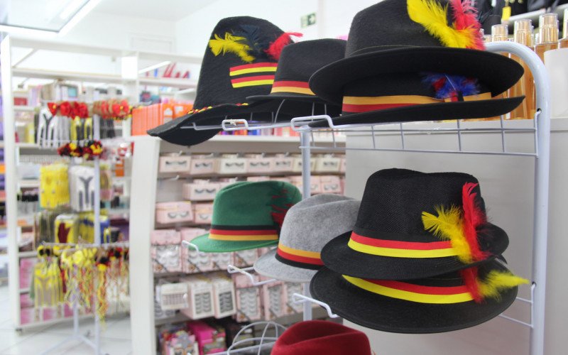 Venda de trajes típicos e acessórios cresce e movimenta lojas antes mesmo da abertura oficial da programação.