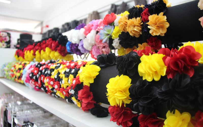 Venda de trajes típicos e acessórios cresce e movimenta lojas antes mesmo da abertura oficial da programação.