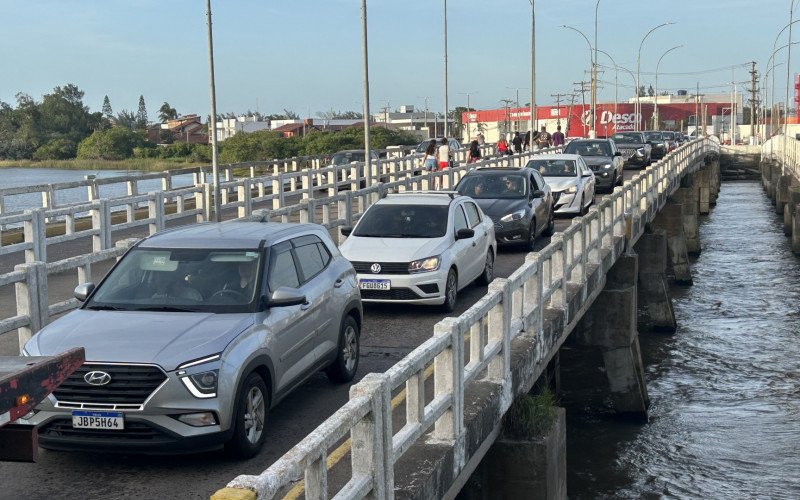Necessidade de construção de nova ponte sobre o canal do Rio Tramandaí volta todos os anos durante a alta temporada