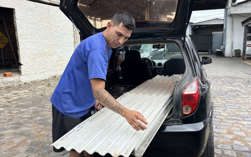 Moradores de casas atingidas pelo temporal de granizo retiraram telhas até a manhã deste domingo (11)