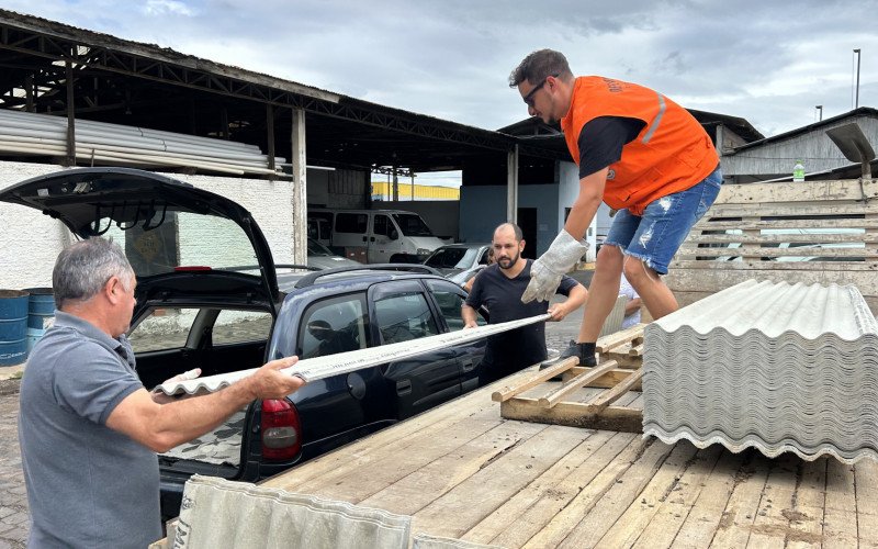 Moradores de casas atingidas pelo temporal de granizo retiraram telhas até a manhã deste domingo (11)