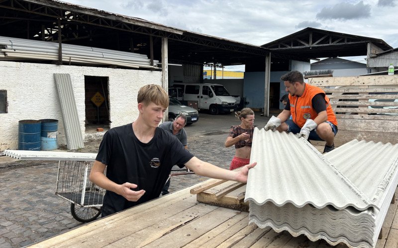 Moradores de casas atingidas pelo temporal de granizo retiraram telhas até a manhã deste domingo (11)