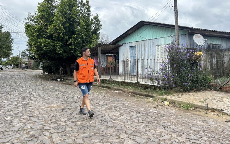 Douglas Peixoto, da Defesa Civil, passou por ruas do bairro Jardim, na manhã deste domingo (11), para vistoriar condições das casas | abc+