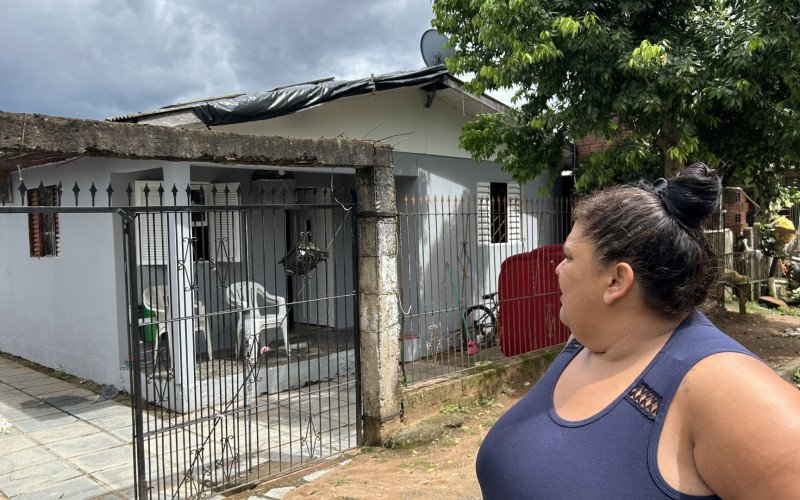 Moradora Adriana Borba da Silva ficou com a casa parcialmente destelhada e com inúmeras telhas quebradas pelo granizo | abc+