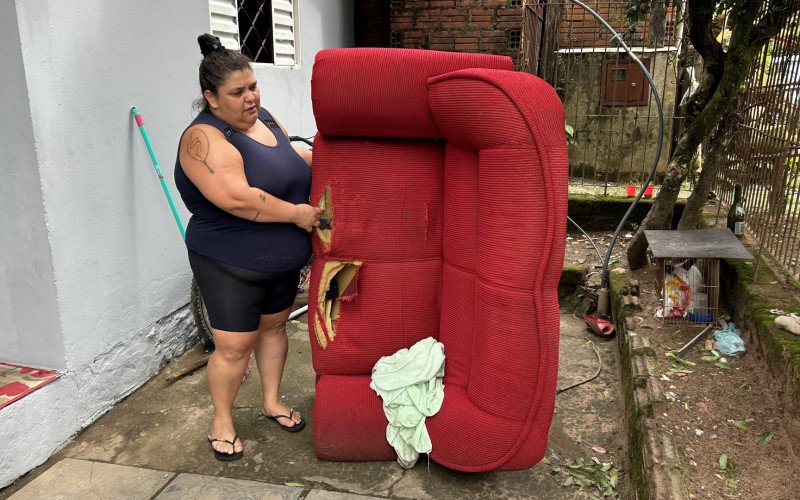 Adriana Borba da Silva terá que jogar fora o sofá 