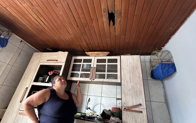 Na casa de Adriana Borba da Silva o granizo quebrou telhas e danificou o forro que já estava com problemas