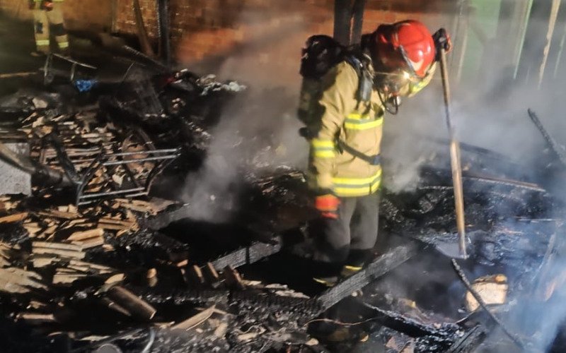 Incêndio aconteceu na noite deste domingo (11)
