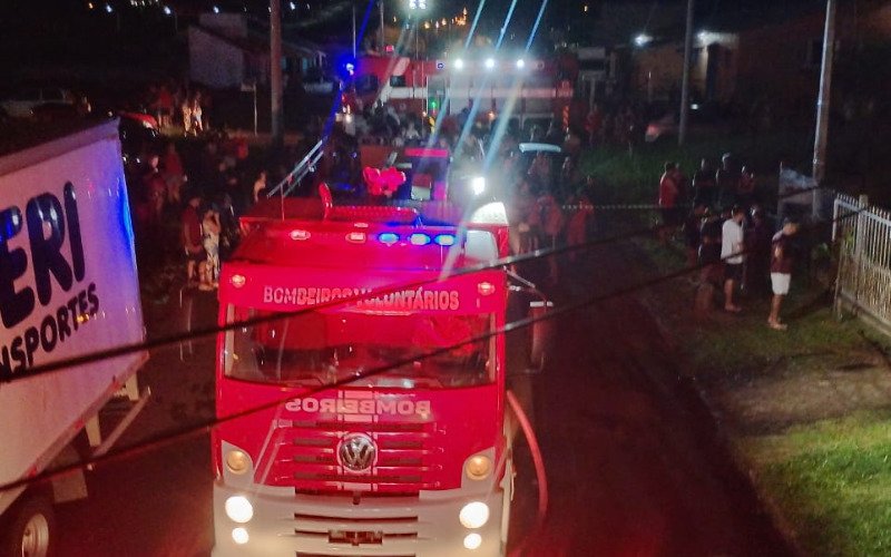 Incêndio aconteceu na noite deste domingo (11)