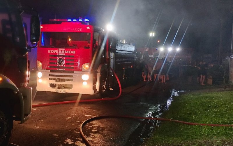 Incêndio aconteceu na noite deste domingo (11)