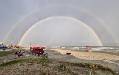 VÍDEO: Arco-íris aparece e colore o fim de tarde no litoral norte após a passagem de nuvens