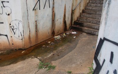 "Está horrível": Vazamento e mau cheiro incomodam em escadaria