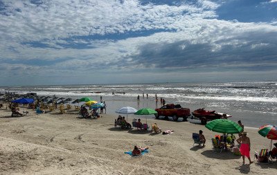 VÍDEO: Mar agitado e ainda com ressaca em Tramandaí; veja como está a praia neta segunda-feira (12)