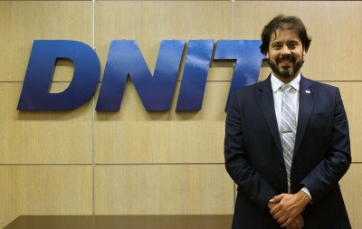 Governo exonera diretor do Dnit suspeito de receber propina em dinheiro do Careca do INSS